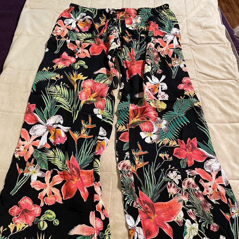 Light weight Hawaiian print wide leg pants. Elastic waist with beaded drawings.